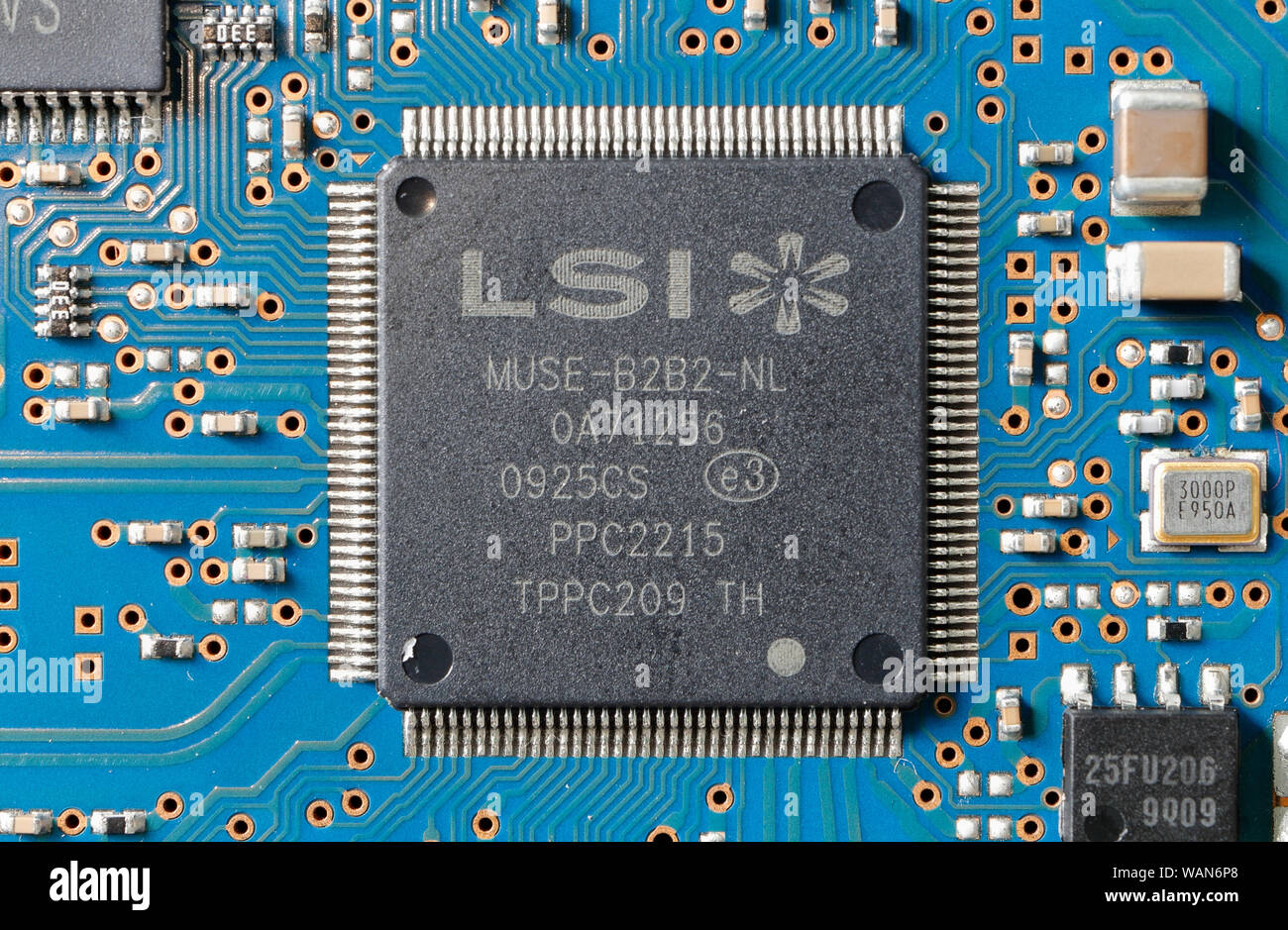 Integrierter Prozessor-IC-Schaltkreis auf der Festplattenplatine. Hardware-Technologie für elektronische Komponenten Stockfoto