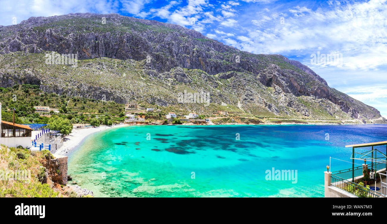 Schöne Arginonta Strand, mit Blick auf das türkisfarbene Meer und Berge, Insel Kalymnos, Dodekanes, Griechenland. Stockfoto