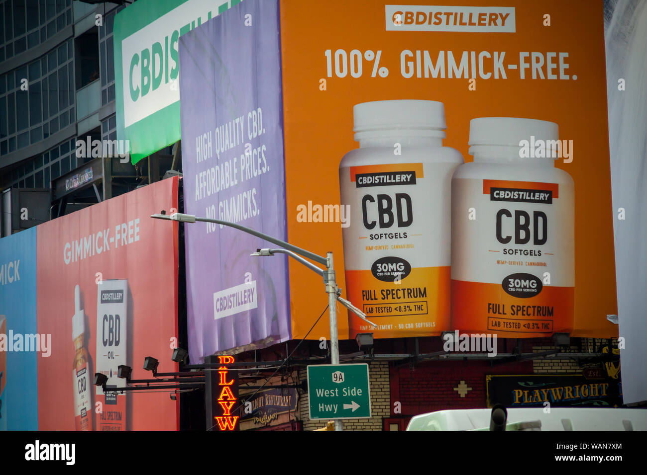 Eine Plakatwand in Times Square in New York am Dienstag, 13. August 2019 fördert die "CBDistilery" Marke von CBD Produkte. (© Richard B. Levine) Stockfoto