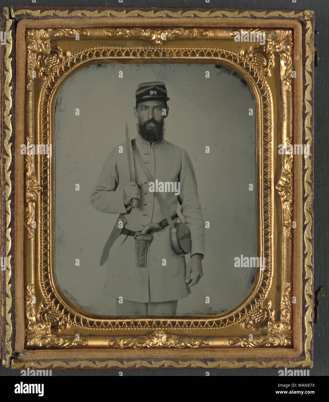 Corporal John Agee Booker von Co.D, 21 Virginia Infanterie Regiment, in Uniform mit Bowie Messer, Pistole, Musketen und blechtrommel Kantine mit seinem Namen darauf Stockfoto