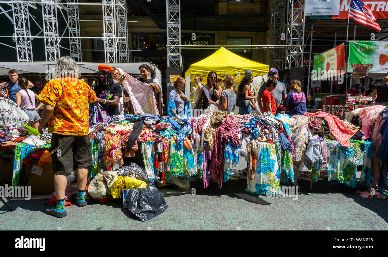 Käufer suchen Sie billig hergestellt Bekleidung an einer Messe in New York am Sonntag, 11. August 2019. (© Richard B. Levine) Stockfoto