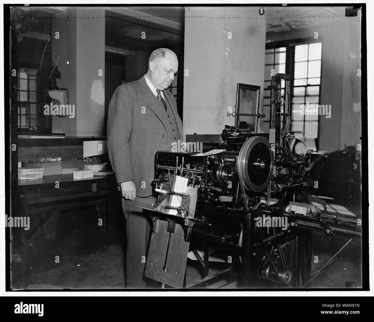 Kosten $ 2.000.000 US-Prüfungen zu schreiben. Washington, D.C., am 17. März. Die Ausweitung der Tätigkeit des Bundes, die Schatzkammer, als Zahlmeister der Nation, verpasste 35,735,746 Kontrollen im Jahr 1936, verglichen mit 1935 28,509,924. Guy F. Allen, Chief Auszahlung Offizier der Treasury sagt, dass diese Zahlungen über $ 2.000.000 oder in der Nähe von 6 Cent einen Scheck kosten Stockfoto