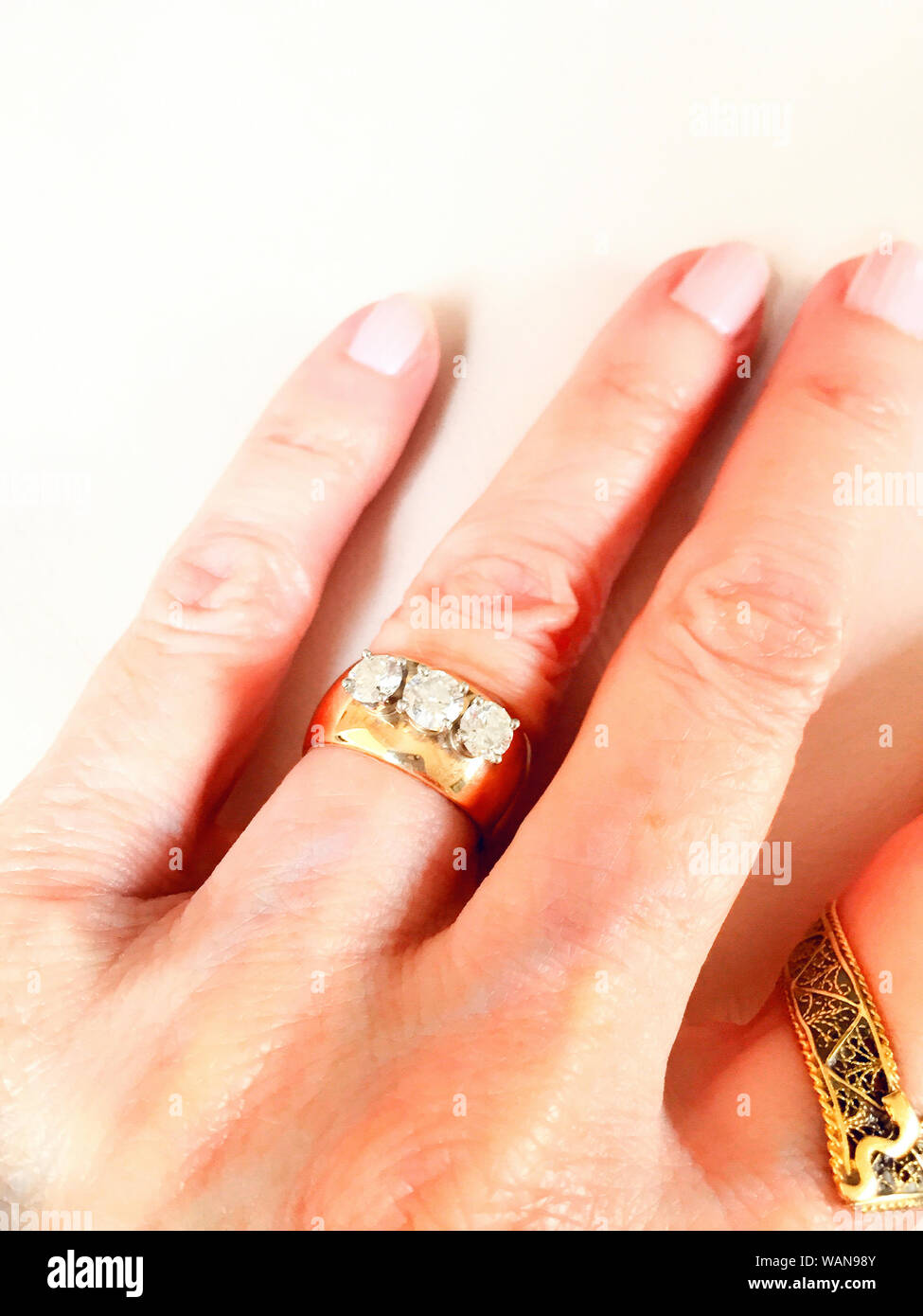 Weibliche hand mit Diamant Hochzeit Band, USA Stockfoto