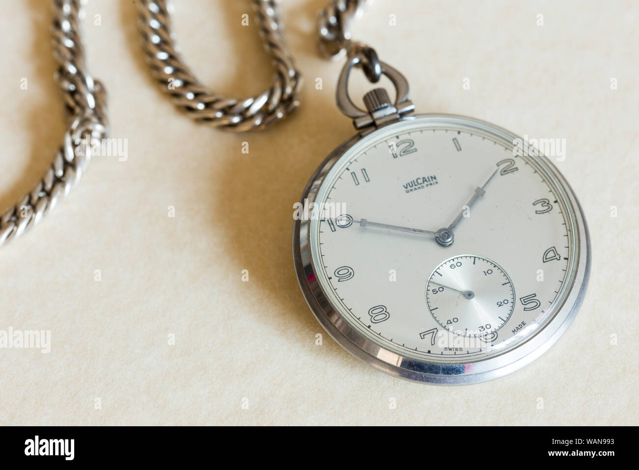 Still Life Vintage Vulcain Grand Prix Taschenuhr und Kette Stockfoto