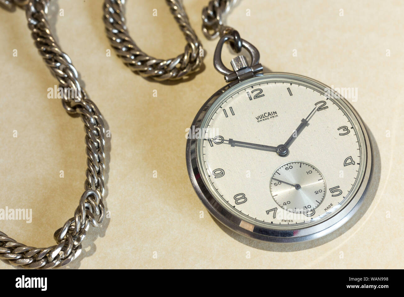 Still Life Vintage Vulcain Grand Prix Taschenuhr und Kette Stockfoto