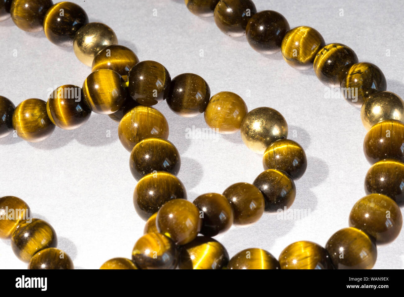 Stillleben einer Vintage Tiger Eye Halskette Stockfoto