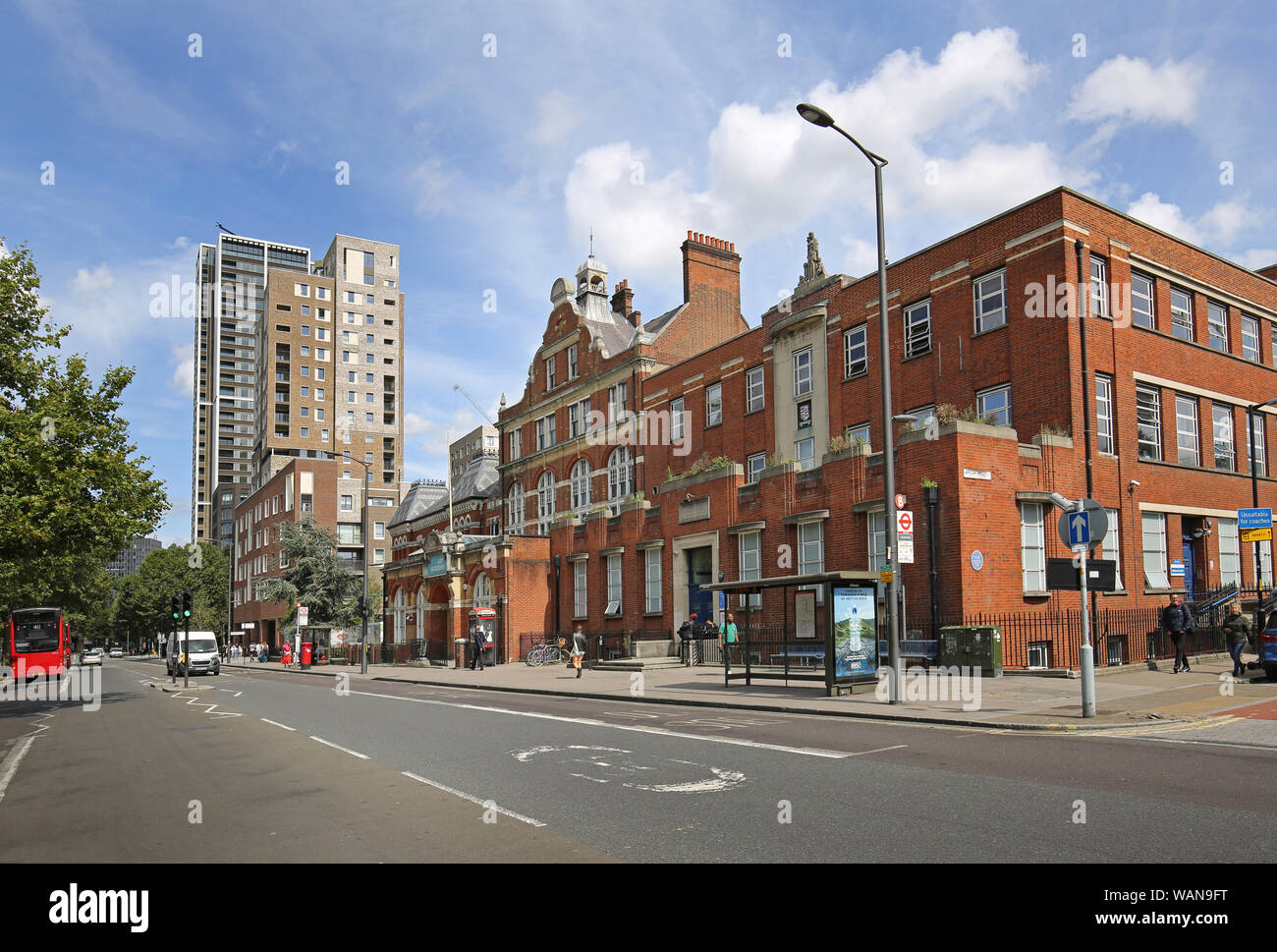 Southwark Alte Rathaus auf der Walworth Road, London, UK. In der Nähe von Elephant und Castle, ein ehemals heruntergekommenen Gegend jetzt saniert werden kontrovers Stockfoto