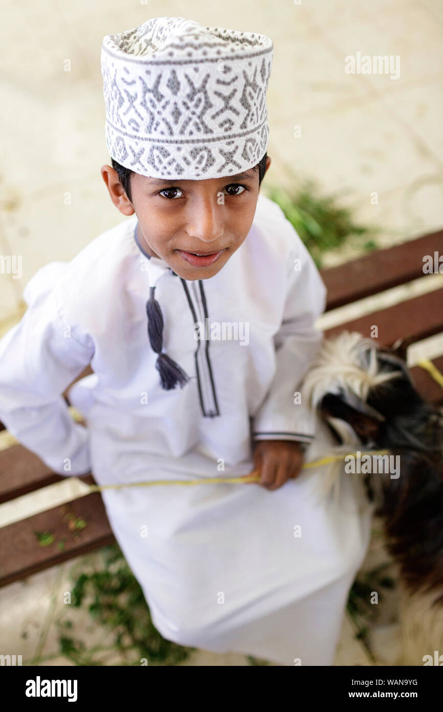 Junge tragen bunte gestickte Mütze Sinaw Markt, Oman Stockfoto