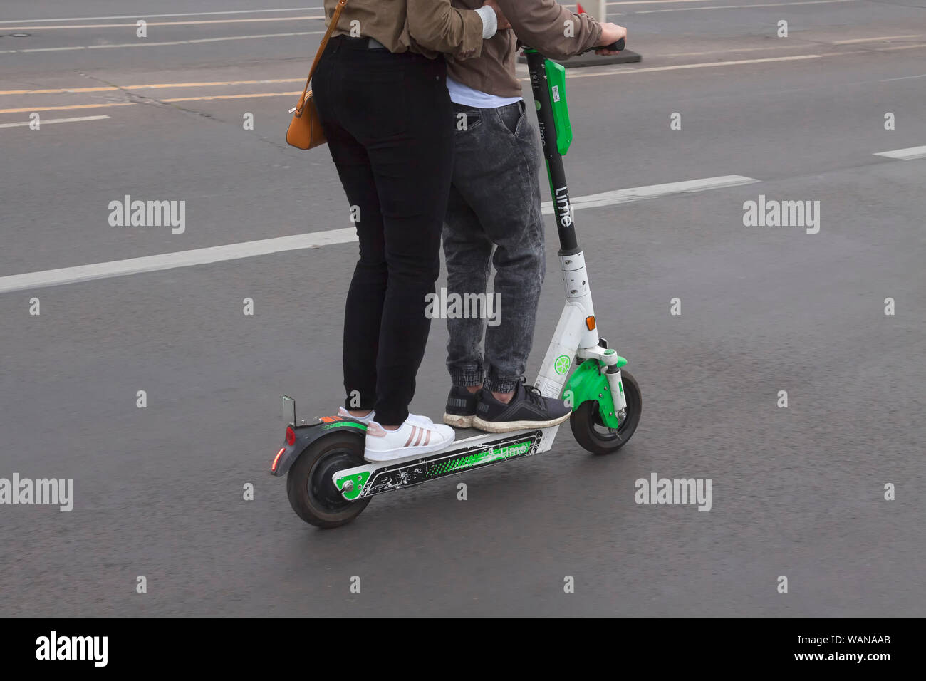 Zwei Personen auf einer e-Scooter, nicht erlaubt Stockfoto