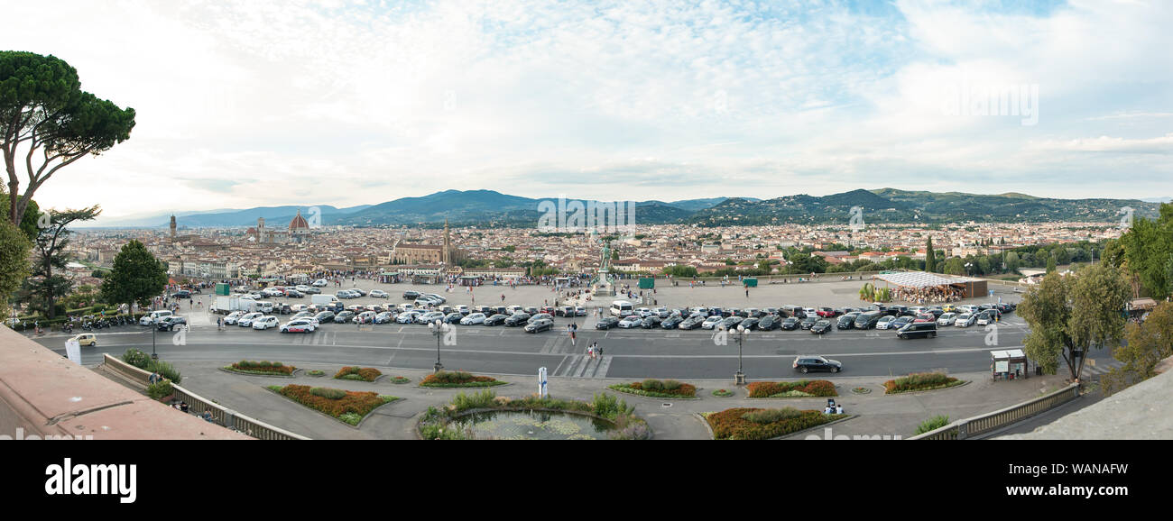 Florenz, Italien - 2019, 16. August: Piazzale Michelangelo mit Skyline der Stadt, in einem Sommertag, Blick von der Loggia, die die ganze Terrasse dominiert. Stockfoto