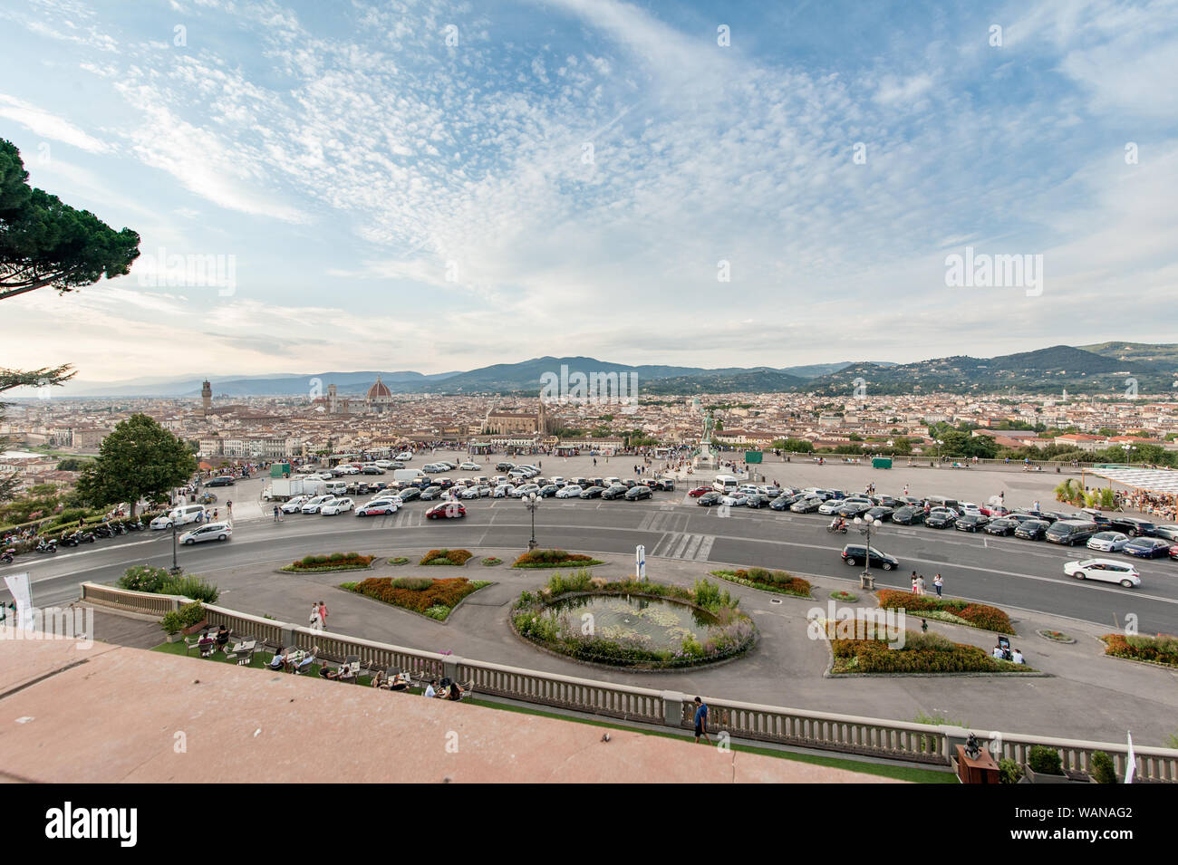 Florenz, Italien - 2019, 16. August: Piazzale Michelangelo mit Skyline der Stadt, in einem Sommertag, Blick von der Loggia, die die ganze Terrasse dominiert. Stockfoto