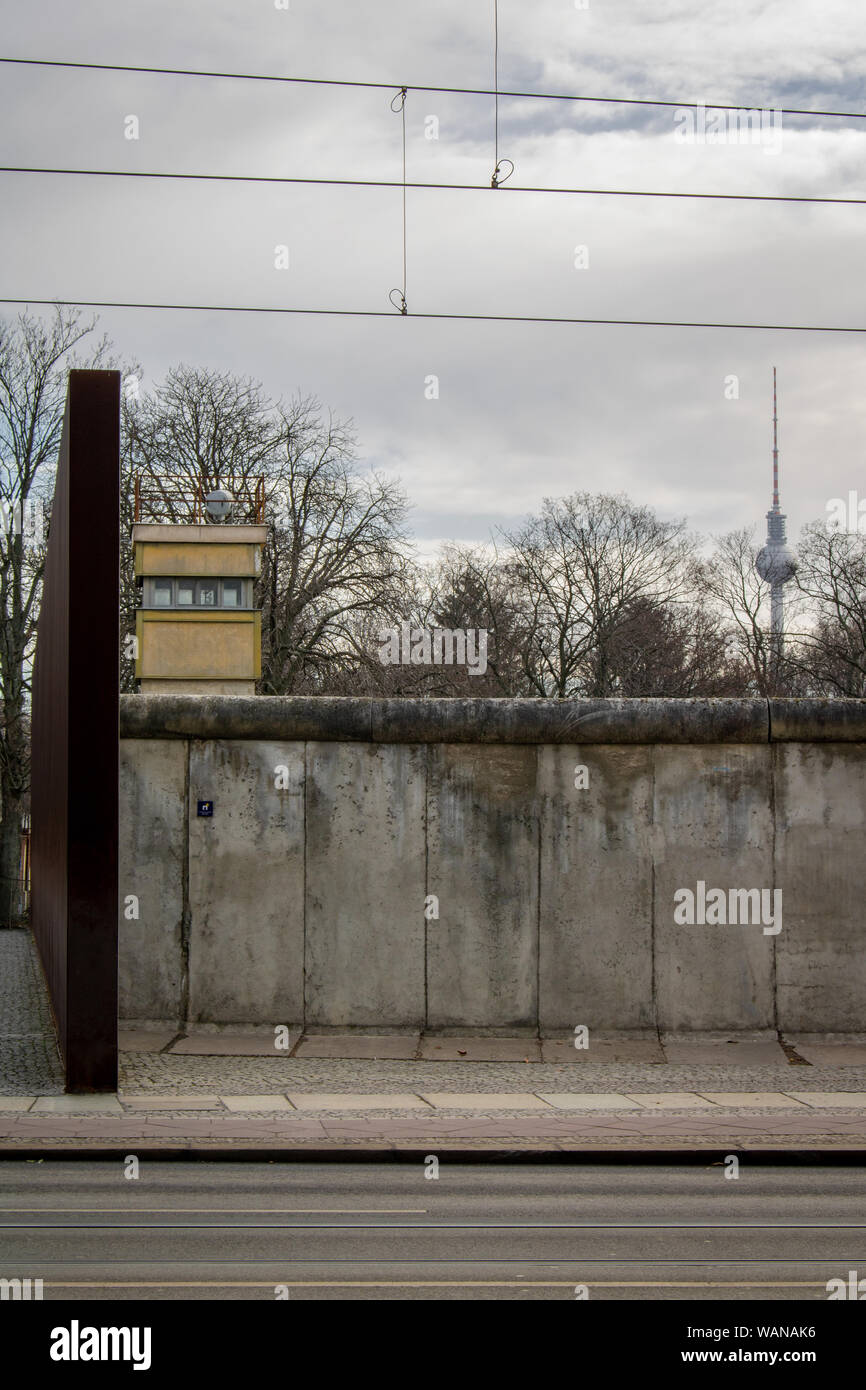 Dies ist ein Abschnitt der Berliner Mauer unter grauem Himmel. Stockfoto