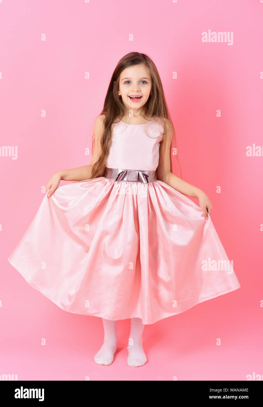 Kleine Madchen In Schonen Kleid Stockfotografie Alamy