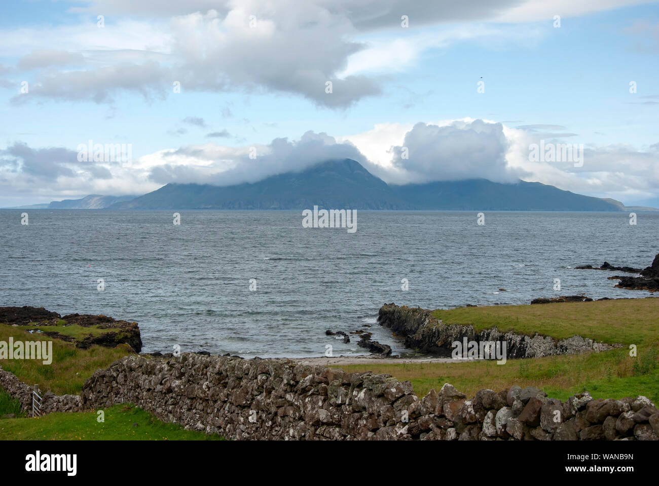Der entlegenen Insel Eigg unter Wolken von der Insel der Muck Stockfoto