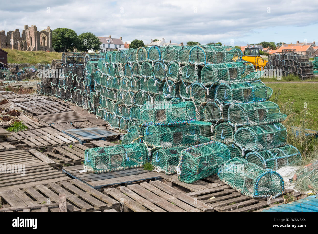 Fishermens' Hummer und Krabben Töpfe in ordentliche Haufen auf der heiligen Insel von Lindisfarne in Northumberland, Großbritannien Stockfoto