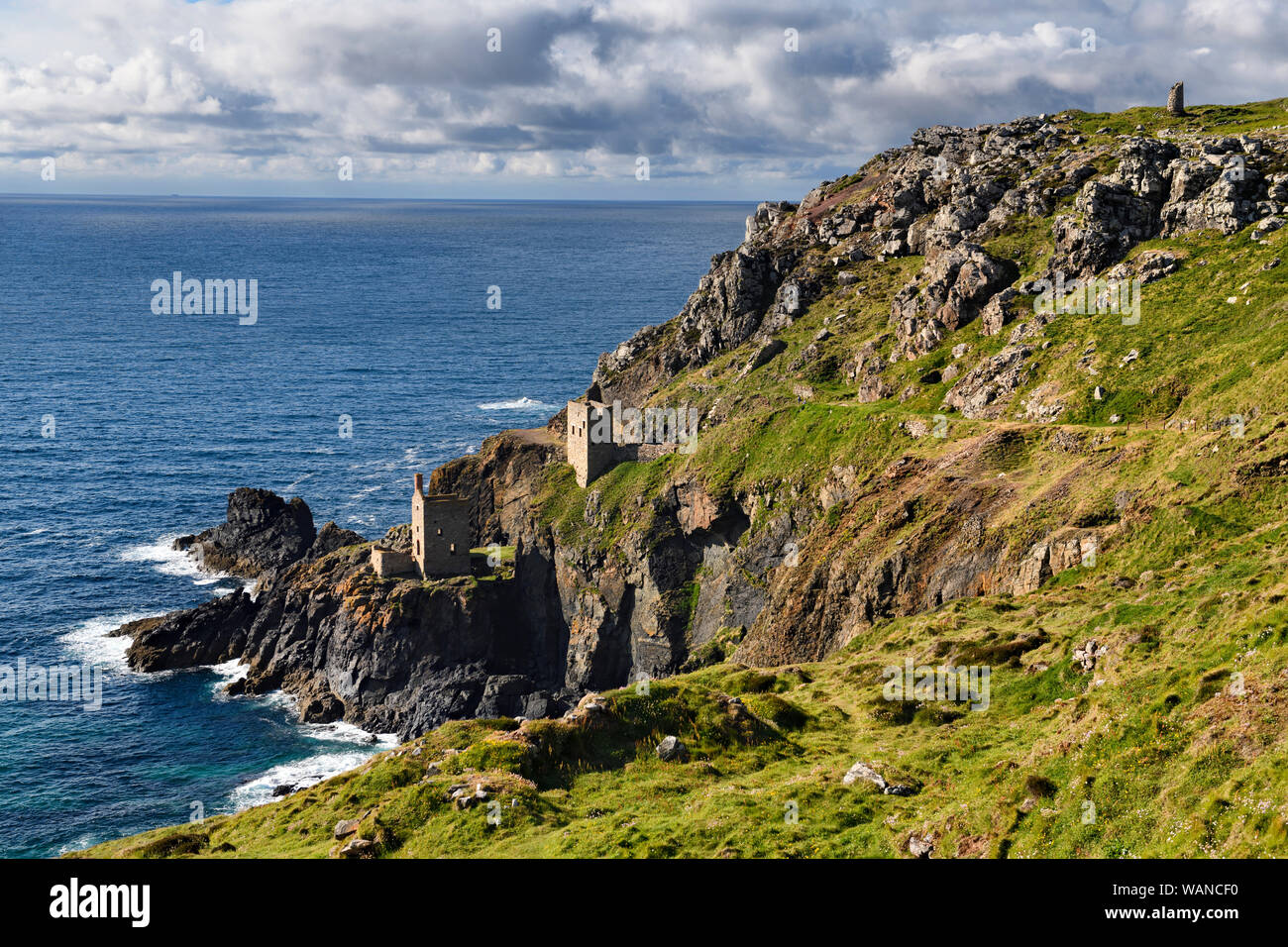 Motor Häuser im Crown Mines am Meer Felsen von Botallack Zinn und Kupfer Mine Cornwall England Stockfoto