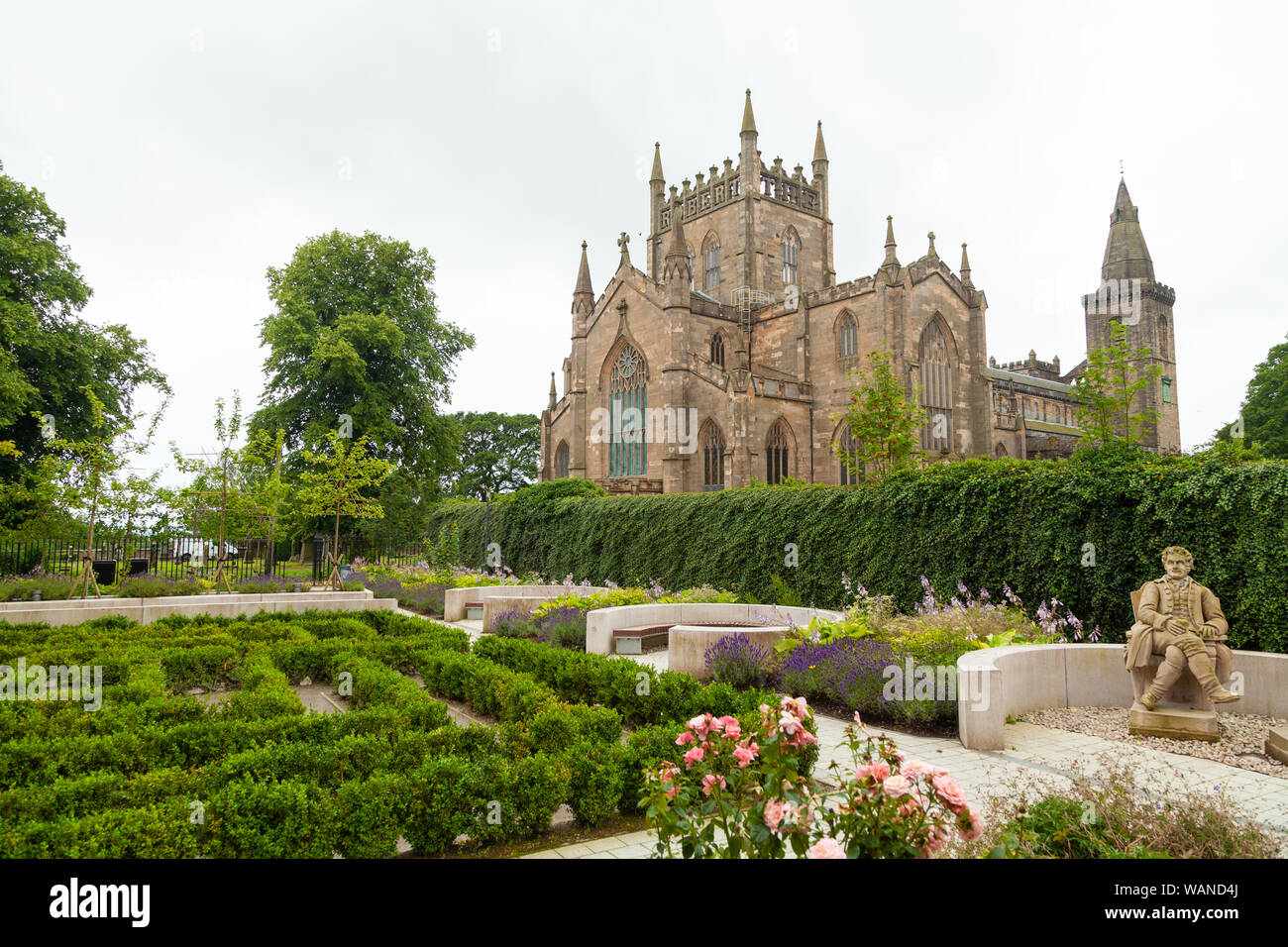 Dunfermline Abbey von Dunfermline Carnegie Library & Galerien Garten, Fife, Schottland, Vereinigtes Königreich Stockfoto