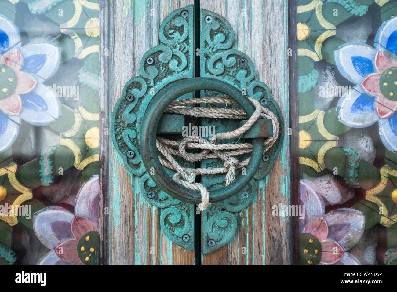 Geschlossene Tür an haedong Yonggungsa Tempel in Busan, Südkorea Stockfoto