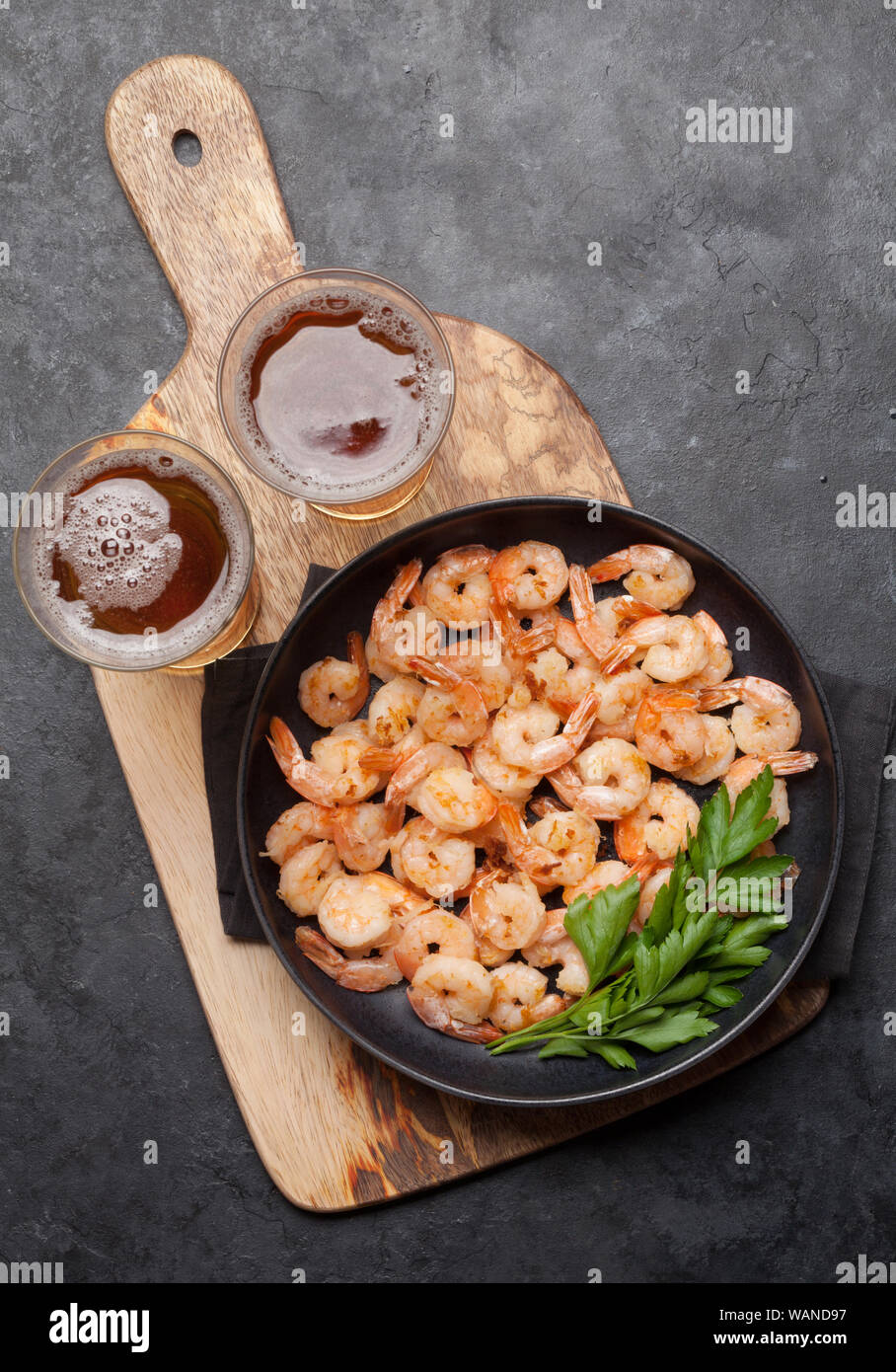 Bier vom Fass und Snacks auf Stein. Gegrillte Garnelen. Ansicht von ...