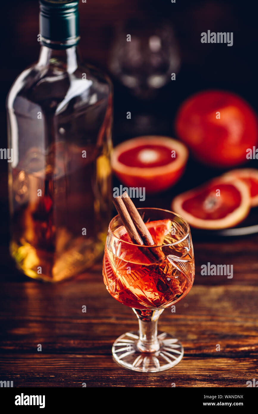 Blutorange Whiskey Sour Cocktail mit alten Bourbon, Saft von Blutorangen Sirup, Kirsche und Zimt Stockfoto