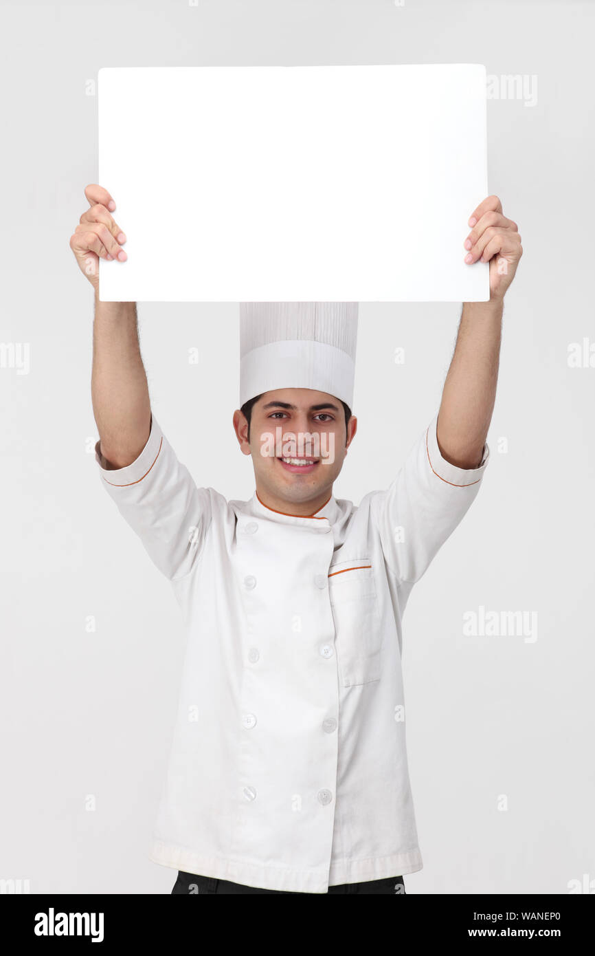 Indischer Koch zeigt ein leeres Plakat Stockfoto