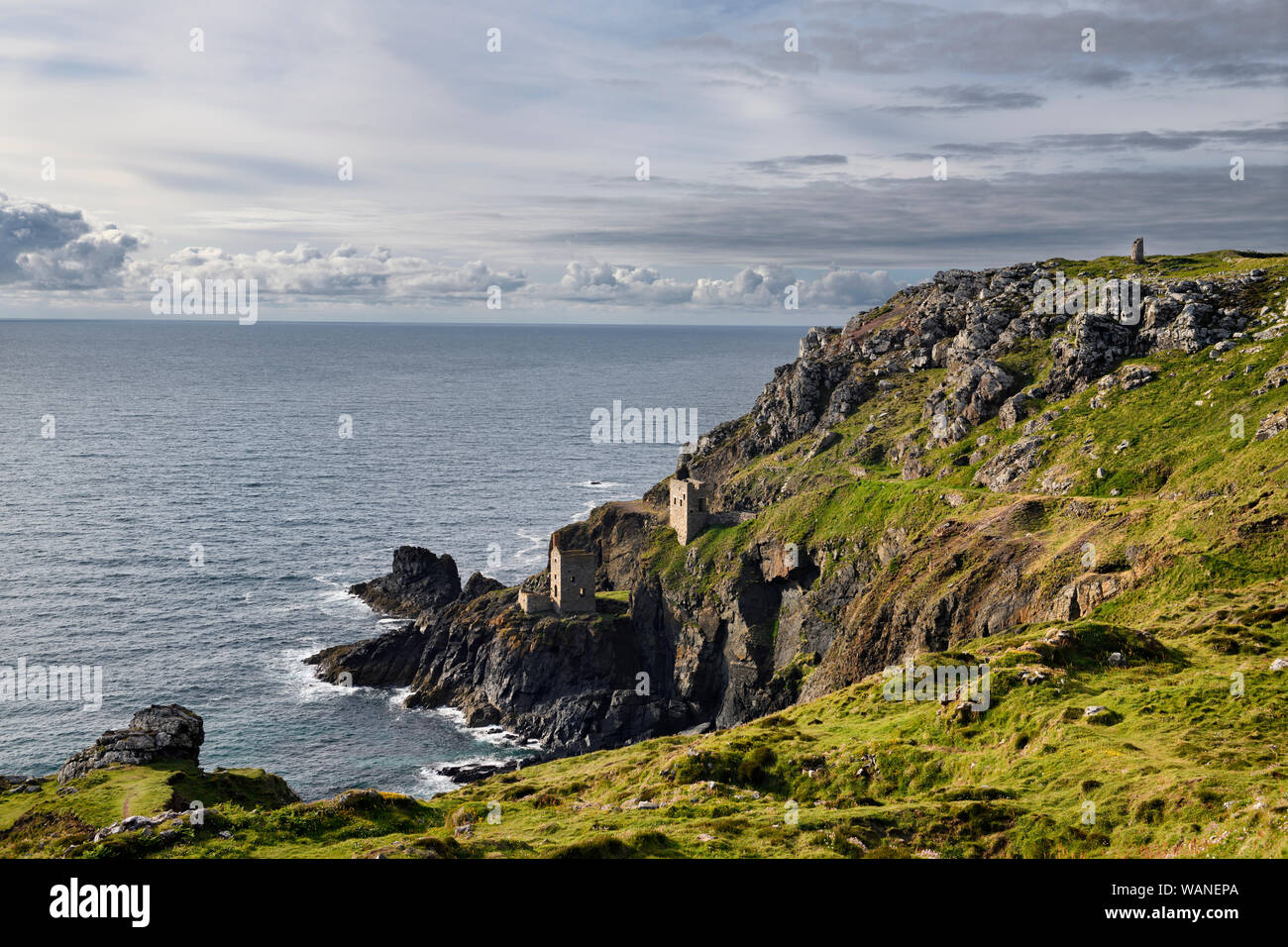 Pumpen und Wicklung Motor Häuser am Kronen auf Meer Felsen von Botallack Zinn und Kupfer Mine Cornwall England Stockfoto