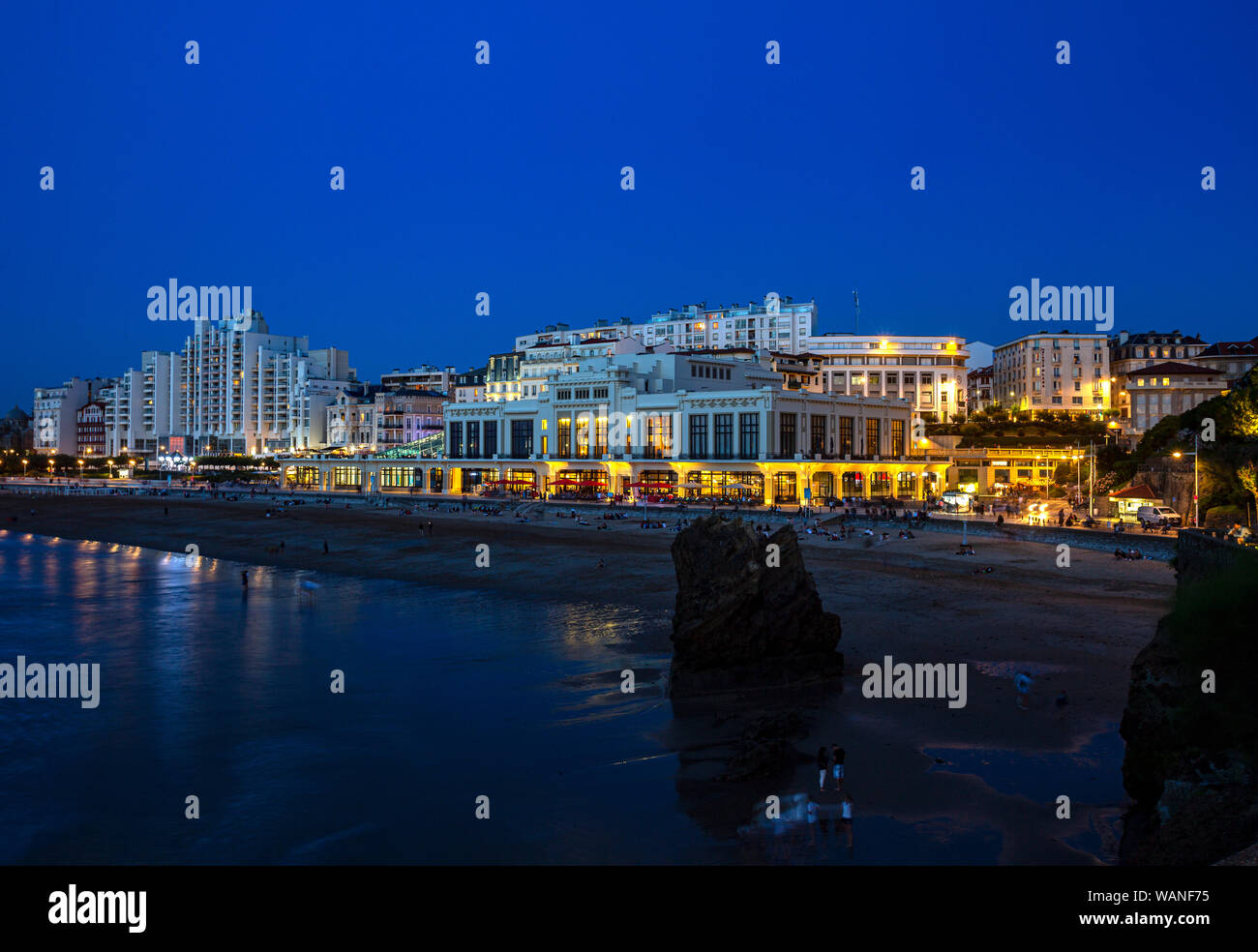 In der Dunkelheit, der Städtischen Casino und Strand von Biarritz (Frankreich). Dieser Raum begrüßt, den G7-Gipfel 2019 Vom 24. bis 26. August. Stockfoto