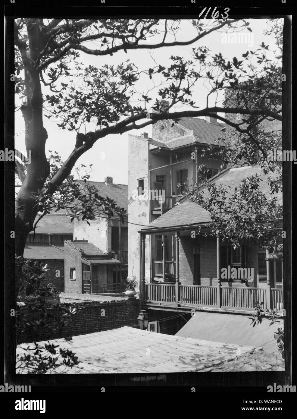 Innenhof Balkon und oberen Ebenen der Häuser, New Orleans Stockfoto