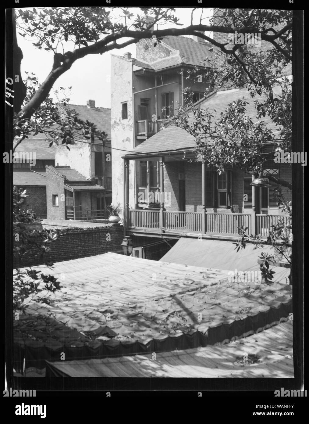 Innenhof Balkon und oberen Ebenen der Häuser, New Orleans Stockfoto