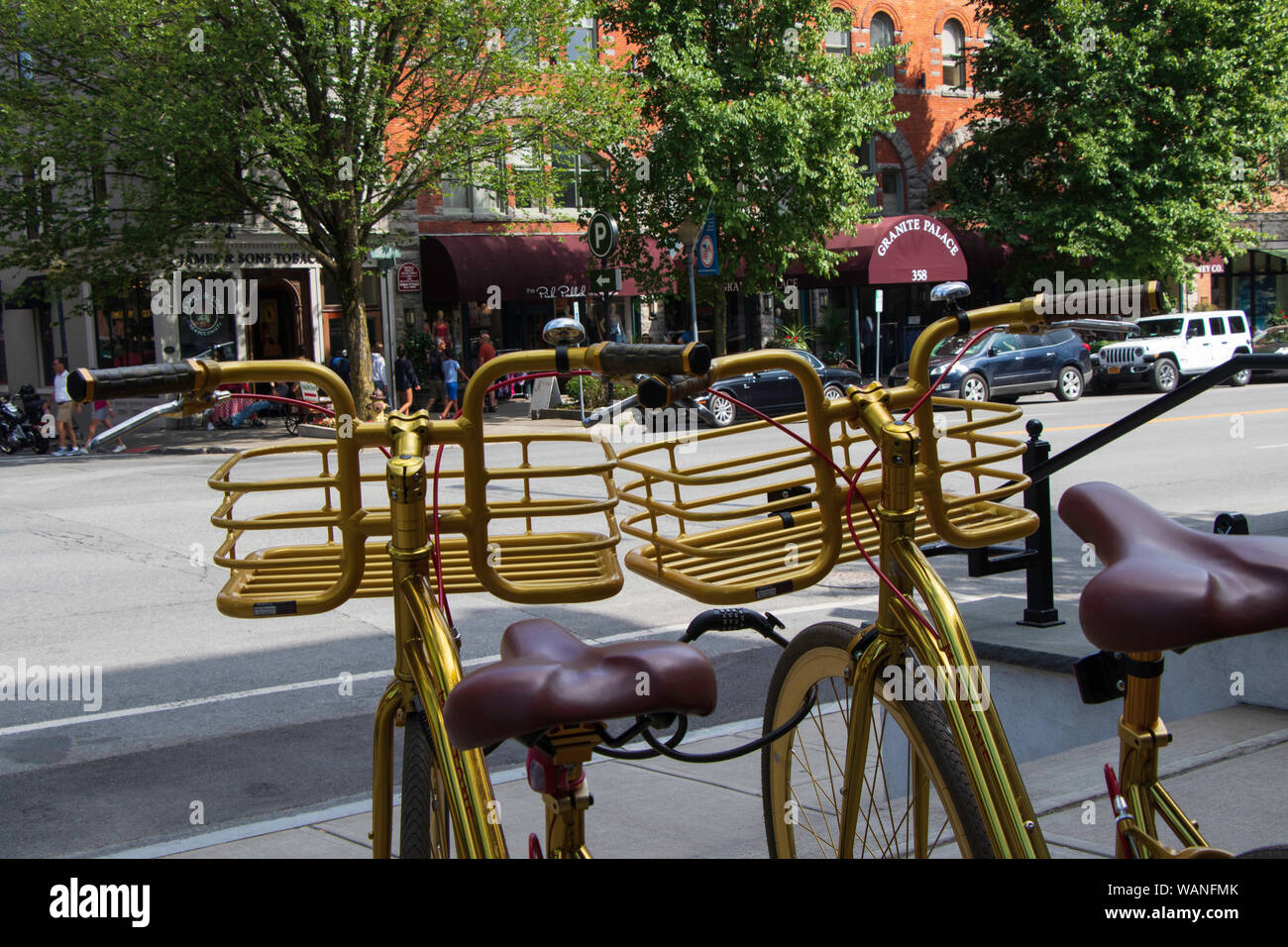 Saratoga Springs, New York State: 4. August 2019 - Zwei Goldene Fahrräder mit Blick auf Broadway Street vor Adelphi Hotel, Downtown Saratoga Springs Stockfoto