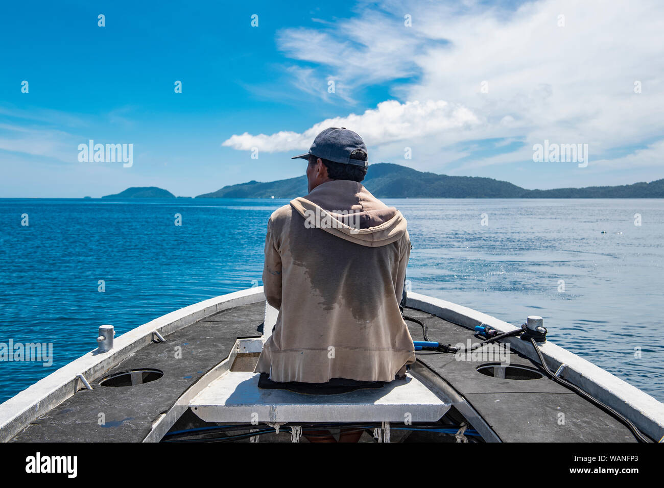 Man beobachtet den Ozean aus Metall schmuddelig in Raja Ampat Indonesien Stockfoto