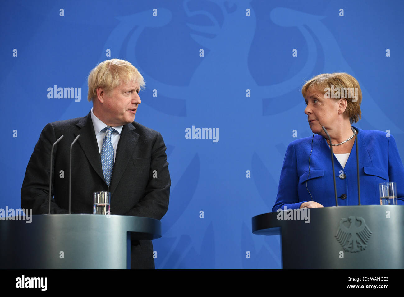 Premierminister Boris Johnson hält eine gemeinsame Pressekonferenz mit der deutschen Bundeskanzlerin Angela Merkel in Berlin, vor Gesprächen, um zu versuchen, die Brexit Stillstand zu überwinden. Stockfoto