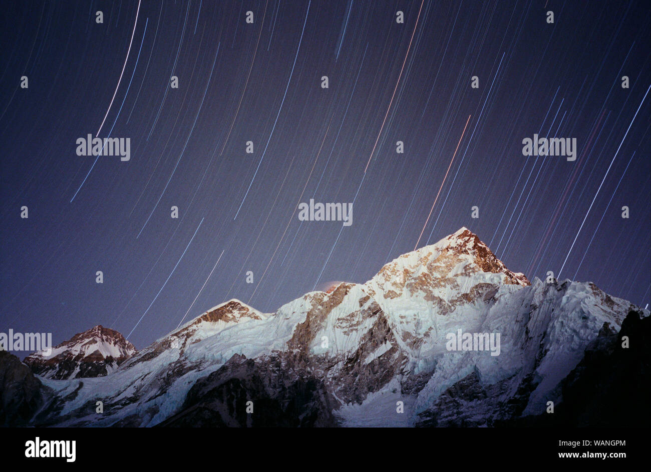 Datei Bild vom Dez 2005 Der Gipfel des Mount Everest (nur sichtbare Zentrum peak) in Nepal mit einer Zeit der Exposition. Der 29. Mai ist der Jahrestag der Stockfoto