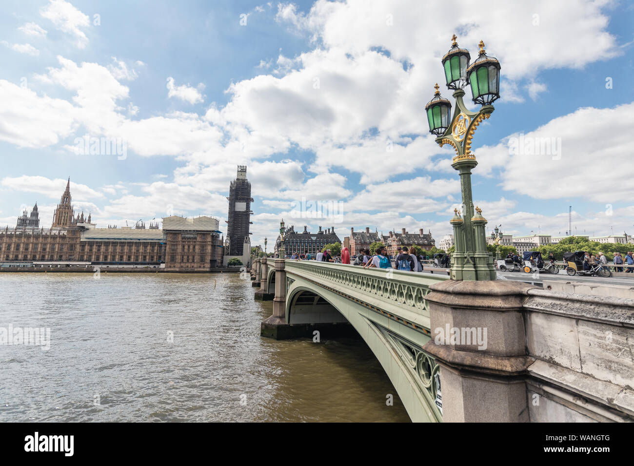 London/UK, 15. Juli 2019 - Blick auf die Westminster Bridge Road überqueren Sie die Themse Stockfoto