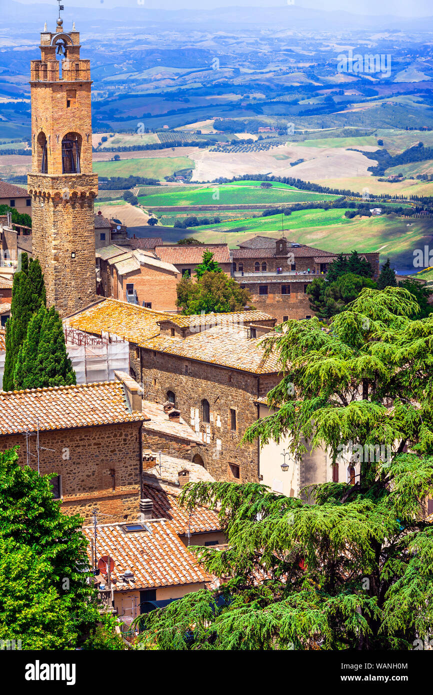 Beeindruckende Montalcino und Blick auf das Dorf mit der alten Burg und Hügel in der Toskana, Italien. Stockfoto