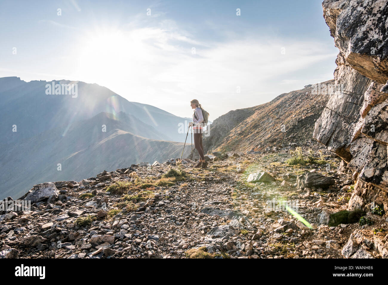 Eine junge Frau Trail Runner nimmt einen Bruch hoch oben auf dem Arapaho Pass Stockfoto