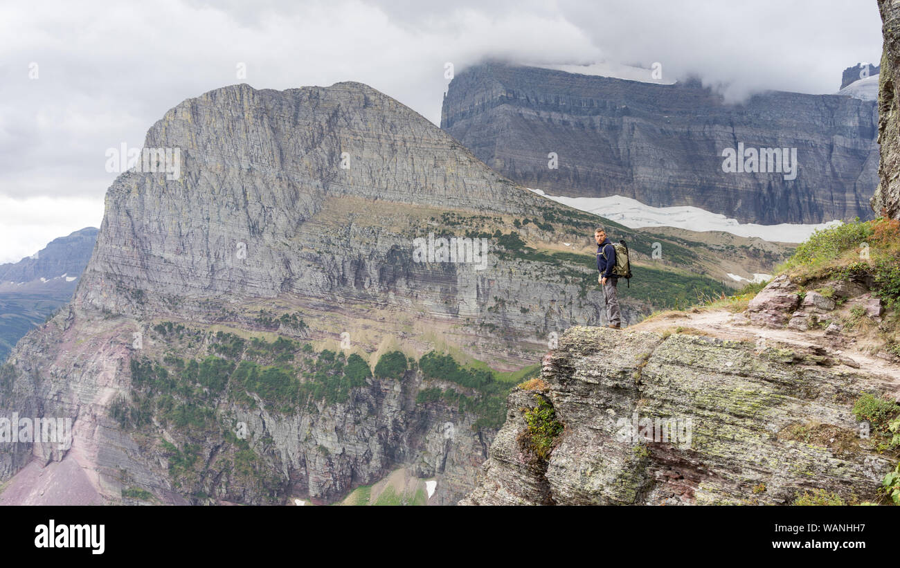 Männliche Wanderer lieben den Blick von der Klippe in Montana Stockfoto