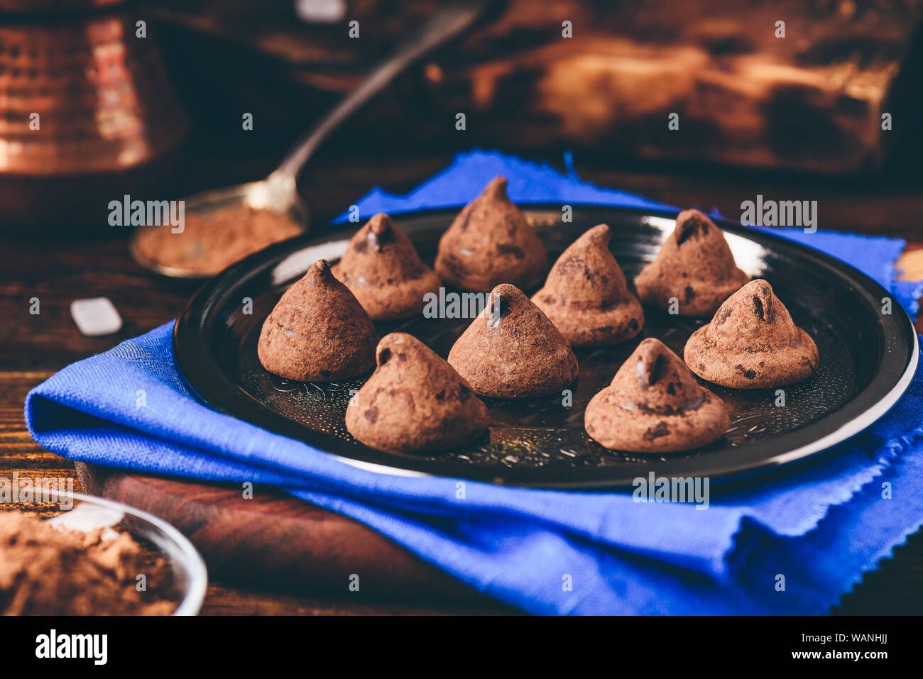 Hausgemachte Trüffel mit dunkler Schokolade auf Metall Fach Stockfoto