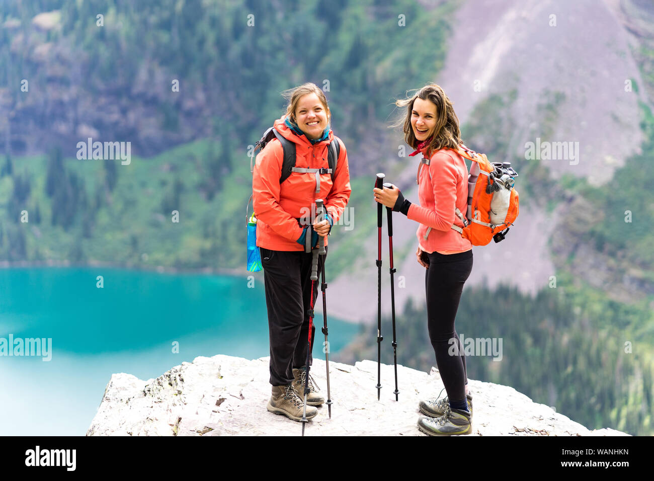 Zwei Mädchen Wanderer freuen sich über tolle Abenteuer im Glacier NP Stockfoto