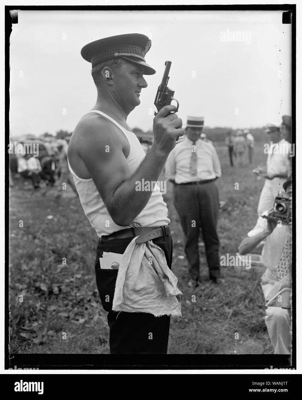 Crack Shot des Weißen Hauses Polizei. Washington, D.C., Aug 10. Herausragender Scharfschütze des Weißen Hauses Polizei ist Roland Ford, heute durchschnittlich 294 Leitösen aus möglichen 300 während der Dreharbeiten im Wettbewerb mit den Scharfschützen von anderen Agenturen im Treasury. 48 Experten für Medaillen und Pokal für sich selbst und ihre Leistungen in den Freundschaftsspielen konkurrierten, 8/10/37 Stockfoto