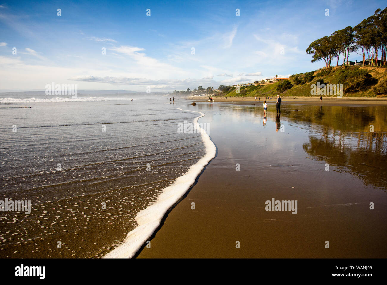 Beachgoers genießen Sie einen hellen Tag in Rio Del Mar Beach in Aptos, Kalifornien Stockfoto