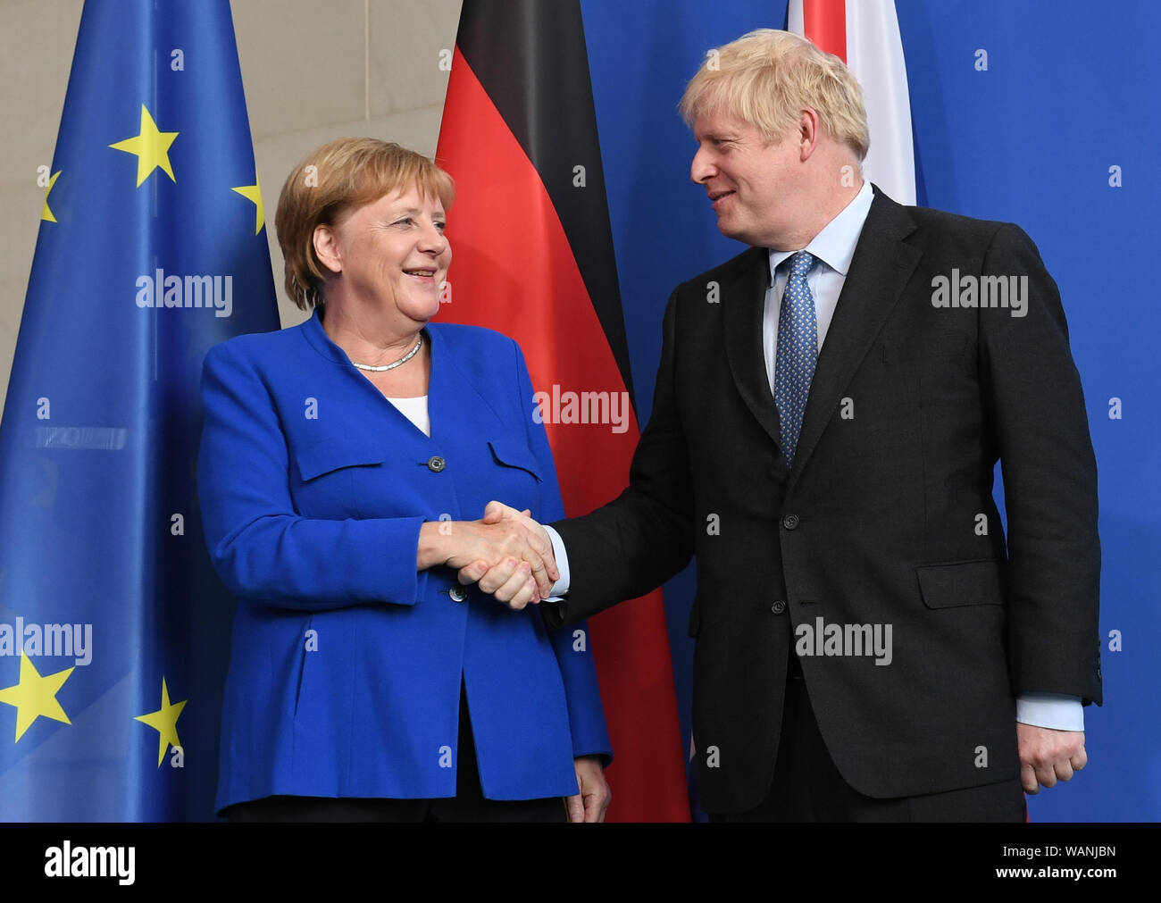 Premierminister Boris Johnson mit Bundeskanzlerin Angela Merkel in Berlin, vor Gesprächen, um zu versuchen, die Brexit Stillstand zu überwinden. Stockfoto