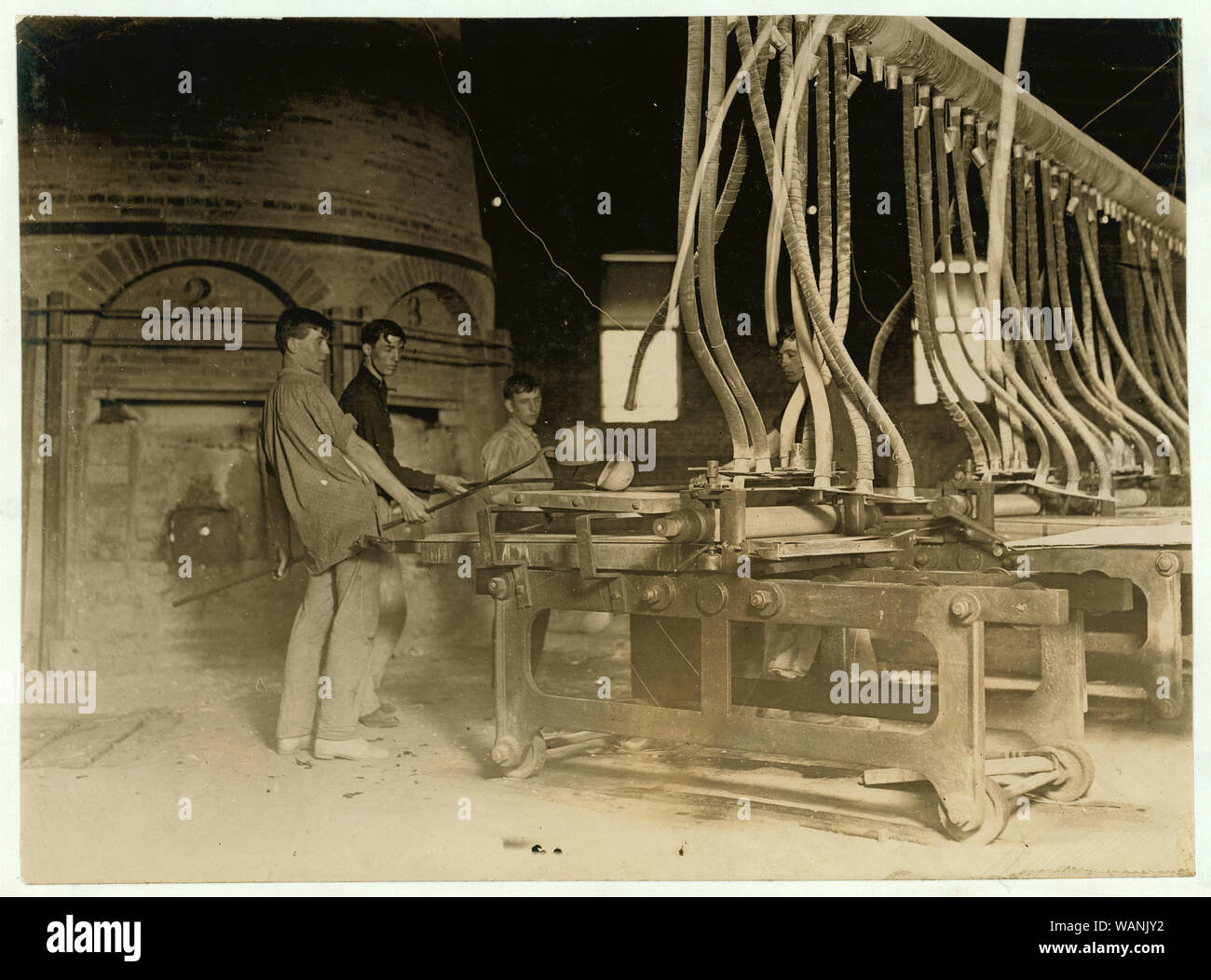 Crescent Glas arbeitet, Clarksburg, W. Virginia an der Rollenden Maschine. Abstract: Fotografien aus den Aufzeichnungen des Nationalen Kinderarbeit Committee (USA) Stockfoto