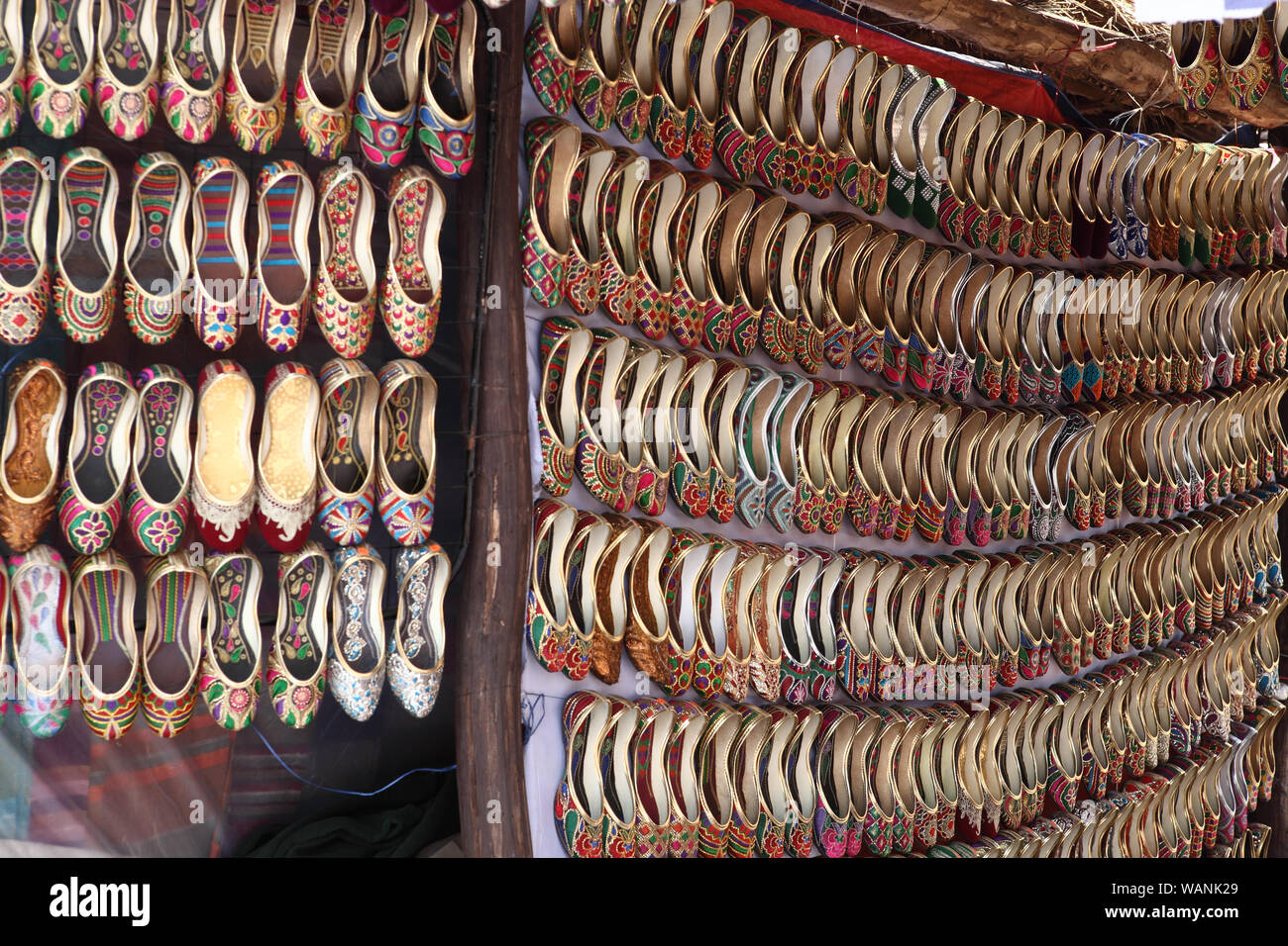 Jutti zum Verkauf an Surajkund Kunsthandwerk Mela, Surajkund, Faridabad, Haryana, Indien Stockfoto
