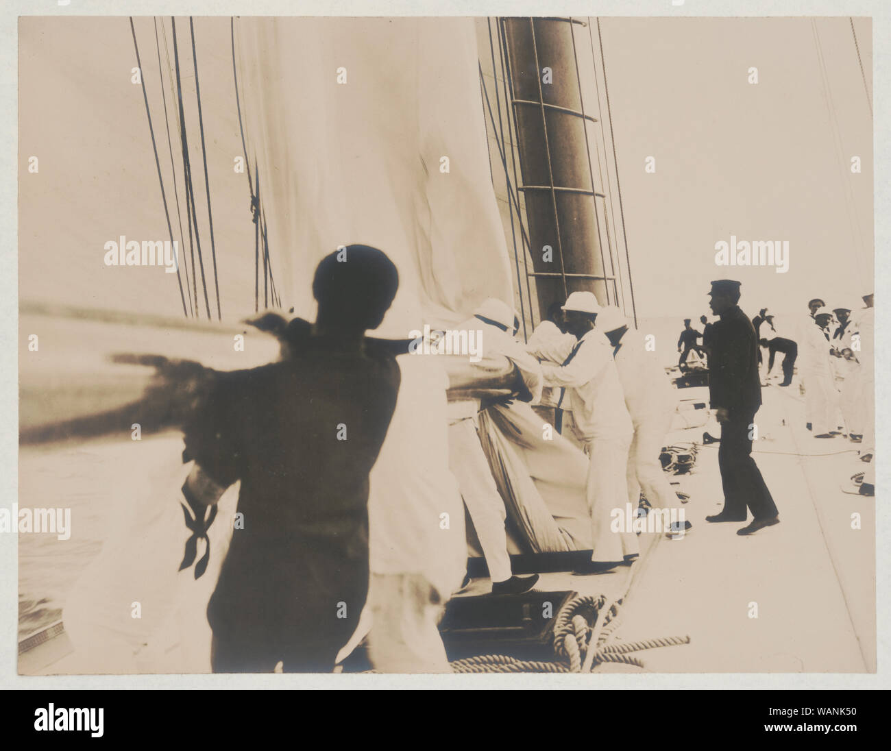 Crew handling Segel auf der Yacht Reliance, Gewinner des America's Cup 1903 Stockfoto Crew handling Segel auf der Yacht Reliance, Gewinner des America's Cup 1903 Stockfoto