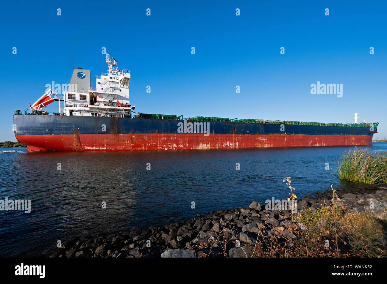 Bulk Frachtschiff Reisen zum Hafen in Stockton, Kalifornien Stockfoto