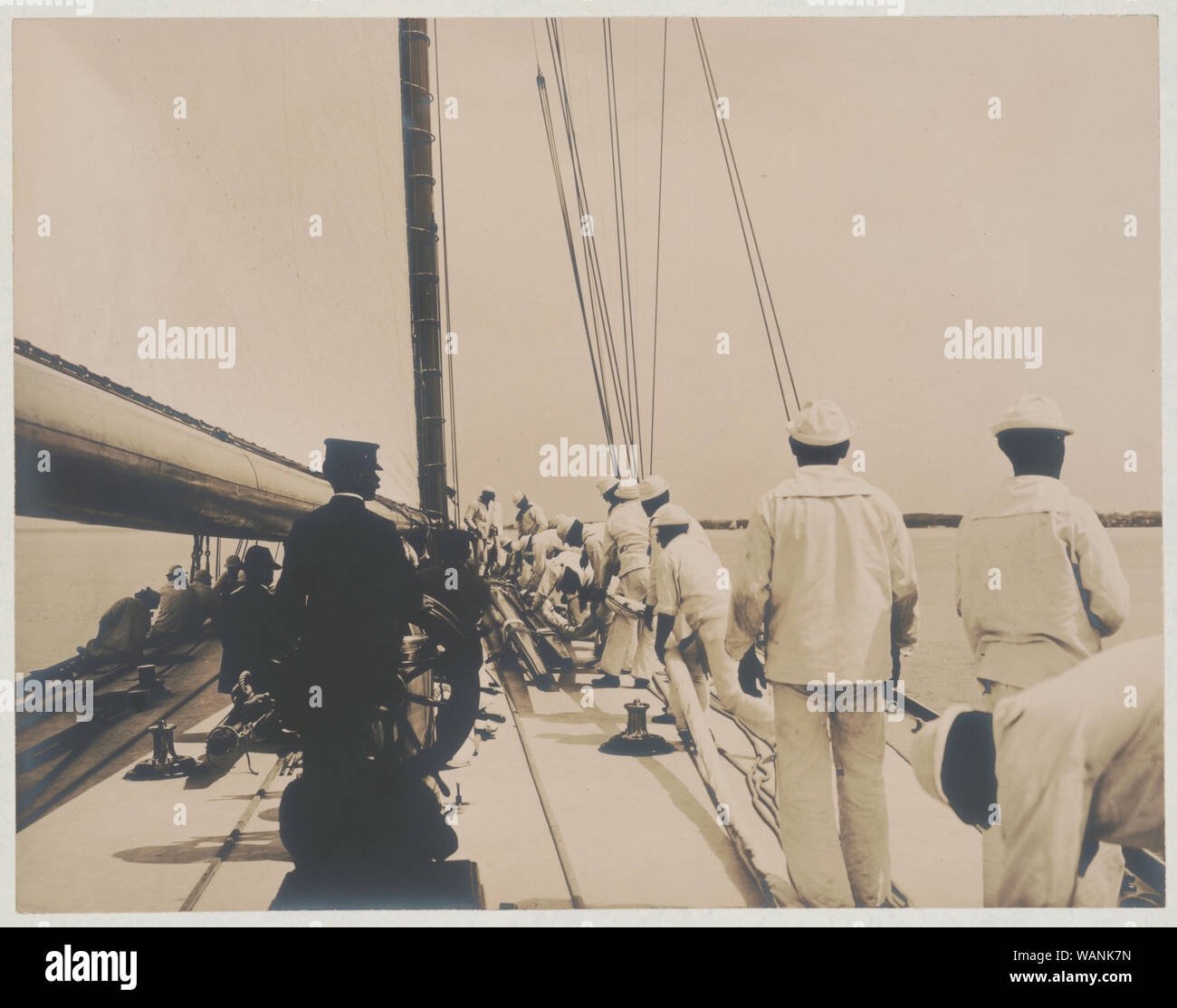 Crew handling Segel auf der Yacht Reliance, Gewinner des America's Cup 1903 Stockfoto