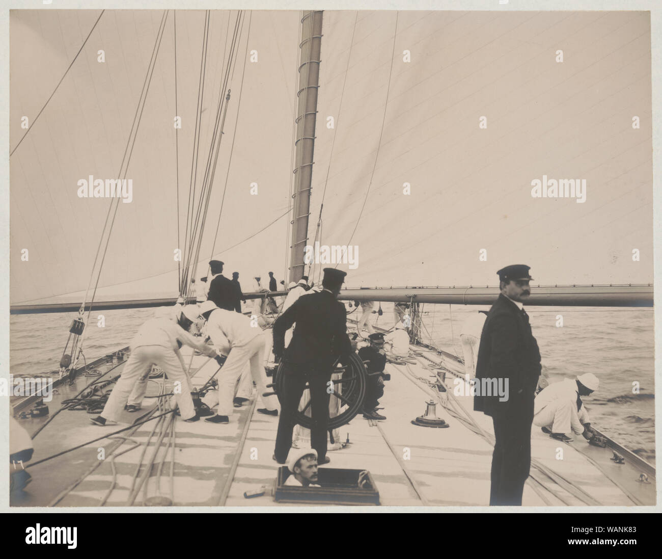 Crew Handling der Spinnaker auf der Yacht Reliance, Gewinner des America's Cup 1903 Stockfoto