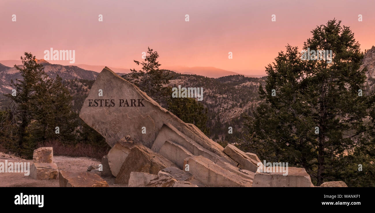 Die herzlich Willkommen Schild nach Estes Park am US-Highway 36 sitzt unter einem schönen Sonnenaufgang in Estes Park, Colorado Stockfoto