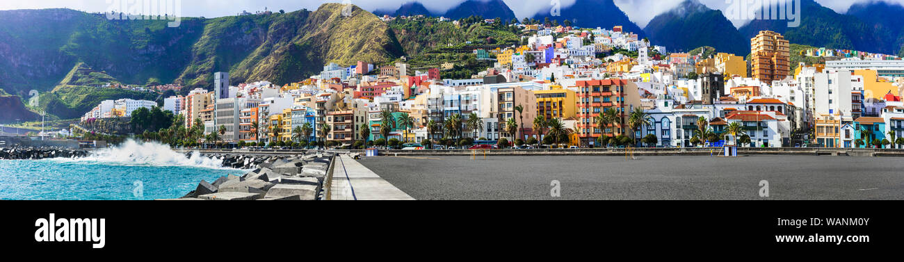 Schöne Santa Cruz Stadt, Insel La Palma, mit bunten Häuser, das Meer und die Berge, Spanien Stockfoto